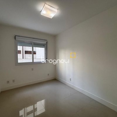 Apartamento com 132m², 3 quartos (sendo 3 suítes), 2 garagens, no bairro Centro em Florianópolis