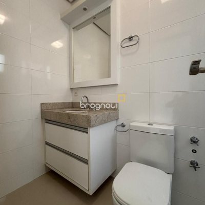 Apartamento com 132m², 3 quartos (sendo 3 suítes), 2 garagens, no bairro Centro em Florianópolis