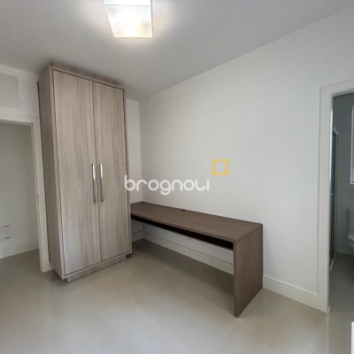 Apartamento com 132m², 3 quartos (sendo 3 suítes), 2 garagens, no bairro Centro em Florianópolis