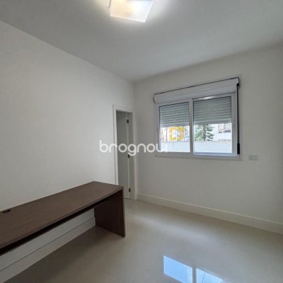 Apartamento com 132m², 3 quartos (sendo 3 suítes), 2 garagens, no bairro Centro em Florianópolis
