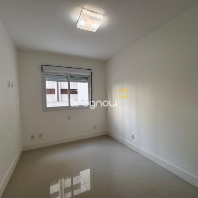 Apartamento com 132m², 3 quartos (sendo 3 suítes), 2 garagens, no bairro Centro em Florianópolis