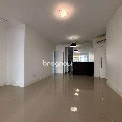 Apartamento com 132m², 3 quartos (sendo 3 suítes), 2 garagens, no bairro Centro em Florianópolis