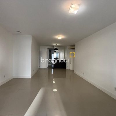 Apartamento com 132m², 3 quartos (sendo 3 suítes), 2 garagens, no bairro Centro em Florianópolis