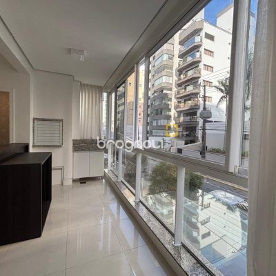 Apartamento com 132m², 3 quartos (sendo 3 suítes), 2 garagens, no bairro Centro em Florianópolis