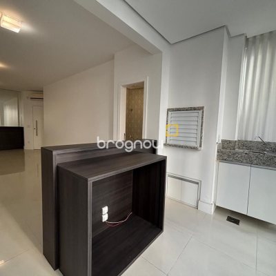 Apartamento com 132m², 3 quartos (sendo 3 suítes), 2 garagens, no bairro Centro em Florianópolis