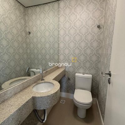 Apartamento com 132m², 3 quartos (sendo 3 suítes), 2 garagens, no bairro Centro em Florianópolis