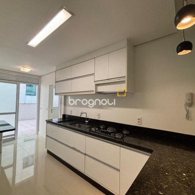 Apartamento com 132m², 3 quartos (sendo 3 suítes), 2 garagens, no bairro Centro em Florianópolis
