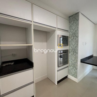 Apartamento com 132m², 3 quartos (sendo 3 suítes), 2 garagens, no bairro Centro em Florianópolis