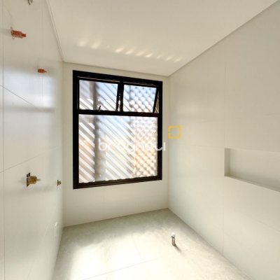 Apartamento com 148m², 3 quartos (sendo 3 suítes), 2 garagens, no bairro Jurerê em Florianópolis