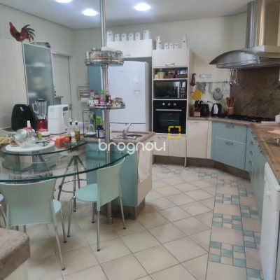 Casa com 300m², 4 quartos (sendo 4 suítes), 2 garagens, no bairro Jurerê Internacional em Florianópolis