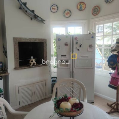 Casa com 300m², 4 quartos (sendo 4 suítes), 2 garagens, no bairro Jurerê Internacional em Florianópolis