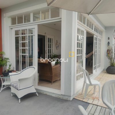 Casa com 300m², 4 quartos (sendo 4 suítes), 2 garagens, no bairro Jurerê Internacional em Florianópolis