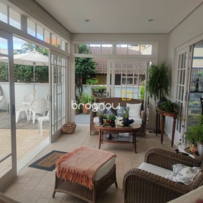 Casa com 300m², 4 quartos (sendo 4 suítes), 2 garagens, no bairro Jurerê Internacional em Florianópolis
