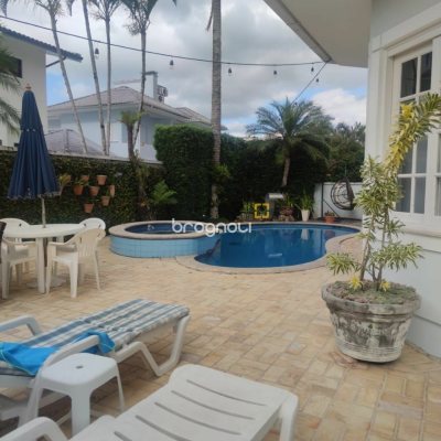 Casa com 300m², 4 quartos (sendo 4 suítes), 2 garagens, no bairro Jurerê Internacional em Florianópolis