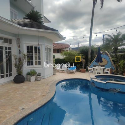 Casa com 300m², 4 quartos (sendo 4 suítes), 2 garagens, no bairro Jurerê Internacional em Florianópolis