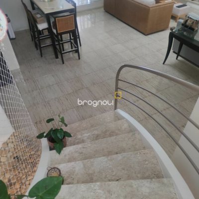 Casa com 300m², 4 quartos (sendo 4 suítes), 2 garagens, no bairro Jurerê Internacional em Florianópolis