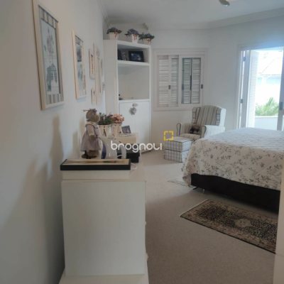 Casa com 300m², 4 quartos (sendo 4 suítes), 2 garagens, no bairro Jurerê Internacional em Florianópolis
