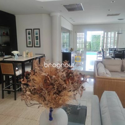 Casa com 300m², 4 quartos (sendo 4 suítes), 2 garagens, no bairro Jurerê Internacional em Florianópolis