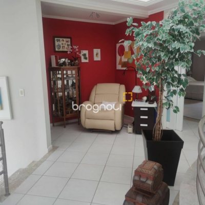 Casa com 300m², 4 quartos (sendo 4 suítes), 2 garagens, no bairro Jurerê Internacional em Florianópolis