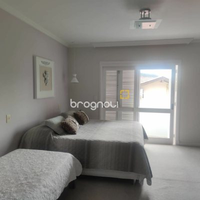 Casa com 300m², 4 quartos (sendo 4 suítes), 2 garagens, no bairro Jurerê Internacional em Florianópolis