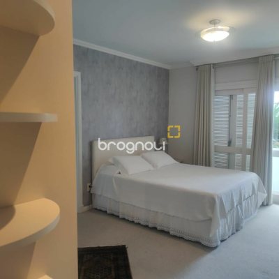 Casa com 300m², 4 quartos (sendo 4 suítes), 2 garagens, no bairro Jurerê Internacional em Florianópolis