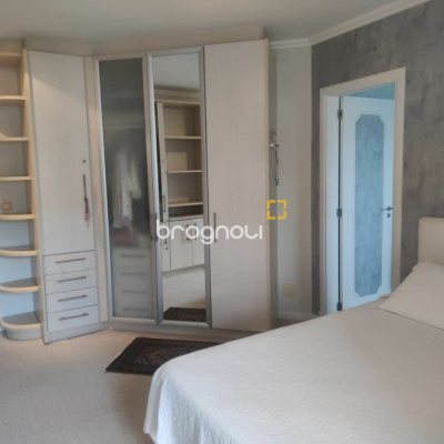 Casa com 300m², 4 quartos (sendo 4 suítes), 2 garagens, no bairro Jurerê Internacional em Florianópolis