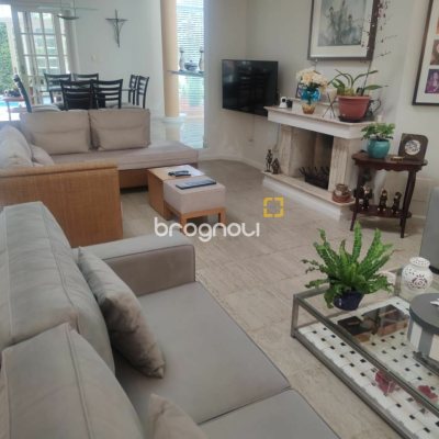 Casa com 300m², 4 quartos (sendo 4 suítes), 2 garagens, no bairro Jurerê Internacional em Florianópolis