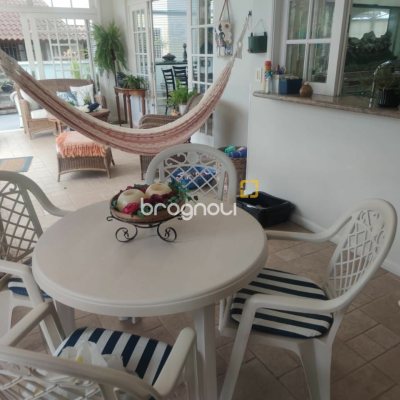 Casa com 300m², 4 quartos (sendo 4 suítes), 2 garagens, no bairro Jurerê Internacional em Florianópolis