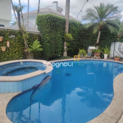 Casa com 300m², 4 quartos (sendo 4 suítes), 2 garagens, no bairro Jurerê Internacional em Florianópolis