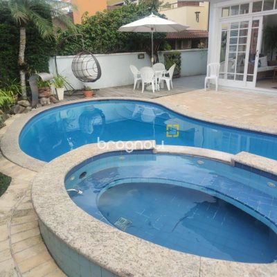Casa com 300m², 4 quartos (sendo 4 suítes), 2 garagens, no bairro Jurerê Internacional em Florianópolis