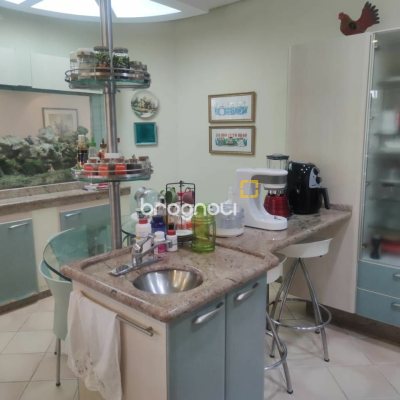 Casa com 300m², 4 quartos (sendo 4 suítes), 2 garagens, no bairro Jurerê Internacional em Florianópolis