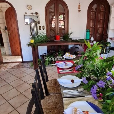 Pousada / Hotel com 852m², 14 quartos (sendo 7 suítes), 10 garagens, no bairro Ponta das Canas em Florianópolis