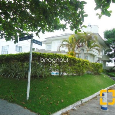 Casa com 380m², 5 quartos (sendo 2 suítes), 2 garagens, no bairro Jurerê em Florianópolis