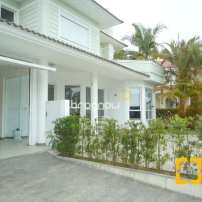 Casa com 380m², 5 quartos (sendo 2 suítes), 2 garagens, no bairro Jurerê em Florianópolis
