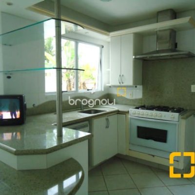 Casa com 380m², 5 quartos (sendo 2 suítes), 2 garagens, no bairro Jurerê em Florianópolis