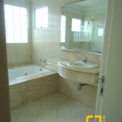 Casa com 380m², 5 quartos (sendo 2 suítes), 2 garagens, no bairro Jurerê em Florianópolis