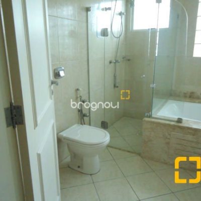 Casa com 380m², 5 quartos (sendo 2 suítes), 2 garagens, no bairro Jurerê em Florianópolis