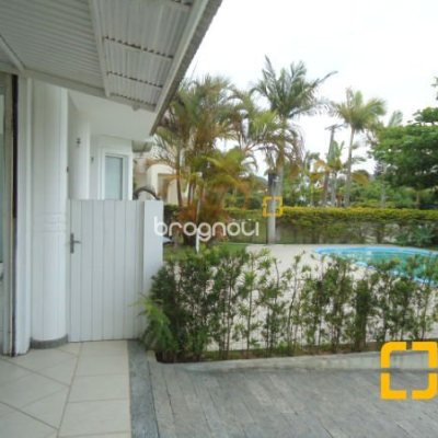Casa com 380m², 5 quartos (sendo 2 suítes), 2 garagens, no bairro Jurerê em Florianópolis