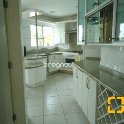 Casa com 380m², 5 quartos (sendo 2 suítes), 2 garagens, no bairro Jurerê em Florianópolis