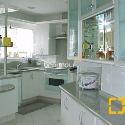 Casa com 380m², 5 quartos (sendo 2 suítes), 2 garagens, no bairro Jurerê em Florianópolis