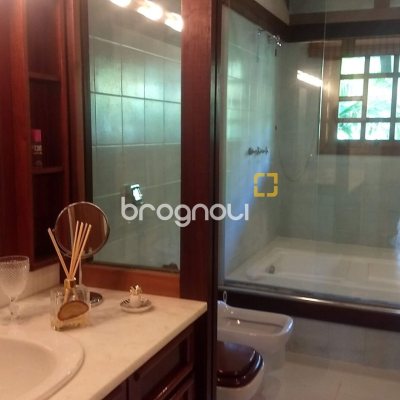 Casa com 942m², 5 quartos (sendo 5 suítes), 3 garagens, no bairro Jurerê Internacional em Florianópolis