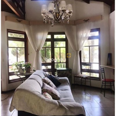 Casa com 200m², 4 quartos (sendo 3 suítes), 5 garagens, no bairro Jurerê Internacional em Florianópolis
