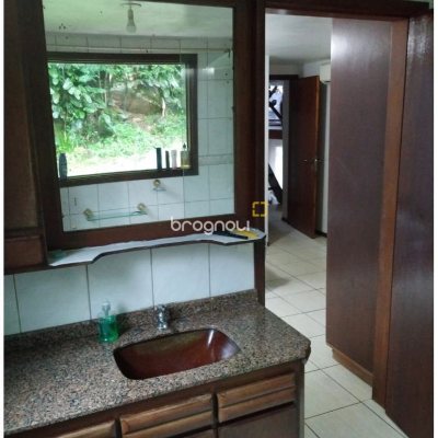 Casa com 200m², 4 quartos (sendo 3 suítes), 5 garagens, no bairro Jurerê Internacional em Florianópolis