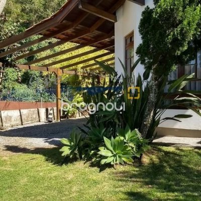 Casa com 200m², 4 quartos (sendo 3 suítes), 5 garagens, no bairro Jurerê Internacional em Florianópolis