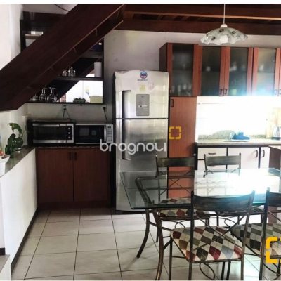 Casa com 200m², 4 quartos (sendo 3 suítes), 5 garagens, no bairro Jurerê Internacional em Florianópolis
