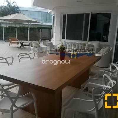 Casa com 665m², 5 quartos (sendo 2 suítes), 2 garagens, no bairro Jurerê Internacional em Florianópolis
