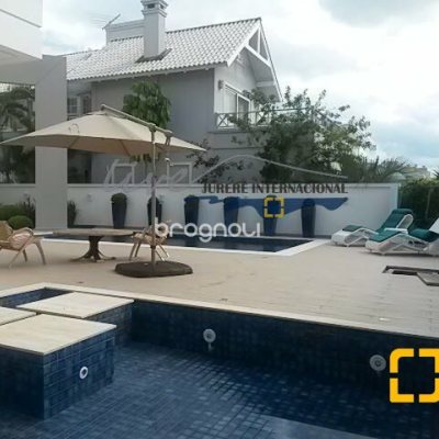 Casa com 665m², 5 quartos (sendo 2 suítes), 2 garagens, no bairro Jurerê Internacional em Florianópolis