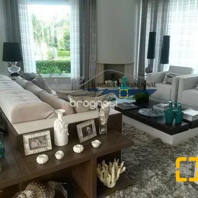 Casa com 665m², 5 quartos (sendo 2 suítes), 2 garagens, no bairro Jurerê Internacional em Florianópolis
