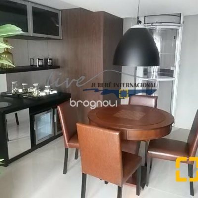 Casa com 665m², 5 quartos (sendo 2 suítes), 2 garagens, no bairro Jurerê Internacional em Florianópolis