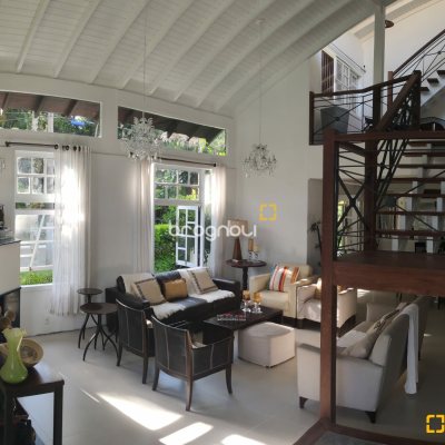 Casa com 280m², 4 quartos (sendo 2 suítes), 2 garagens, no bairro Jurerê Internacional em Florianópolis
